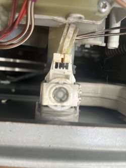 Elektrozawór pokryty olejopodobną substancją