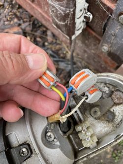 Przewody elektryczne podłączone do siłownika z kolorami: żółty, niebieski, czerwony i biały.