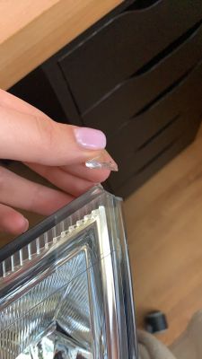 Skoda - Naprawa uszkodzonej lampy samochodowej - Czy klej acrifix 192 do plexi jest odpowiedni?