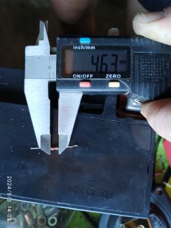 Kaloszorys mierzy rezystor elektroniczny o długości 4,63 mm.