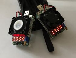 Dwa elektroniczne obciążenia USB z wentylatorami i czerwonym wyświetlaczem LED