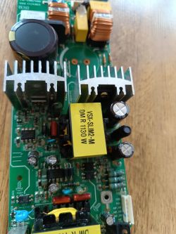 Płytka zasilacza amplitunera Pioneer z widocznymi komponentami elektronicznymi i miejscami po brakujących elementach.