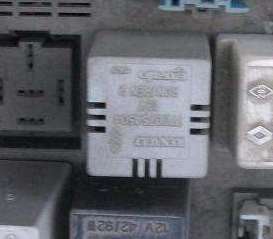 Lokalizacja brzęczka włączonych świateł w Renault Laguna I 1996 RT