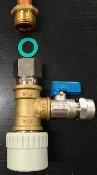 Connecting the central heating and hot water installation to the gas furnace