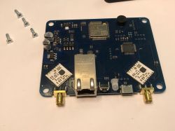 Płytka drukowana PCB z podzespołami elektronicznymi, portem Ethernet i złączami antenowymi.