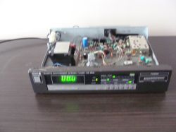 Tuner DIORA AS-952 z otwartą obudową, odsłaniający podzespoły elektroniczne.