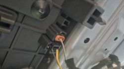Zbliżenie złącza elektrycznego wewnątrz podsufitki pojazdu Vivaro B.