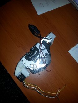 Podłączenie uniwersalnego sterownika zamka centralnego do VW Fox 2006