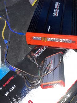 Jak podłączyć w samochodzie 4-kanałowy wzmacniacz?