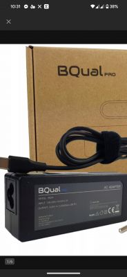 Zasilacz BQual Pro o mocy 65W z kablem USB-C, model BQ04 na tle kartonowego pudełka.
