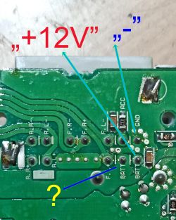 Płytka PCB z oznaczeniami zasilania 12V, uziemienia i nieoznaczonym pinem BAT