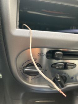 Podłączenie kabla głośnikowego do radia JVC KD-R771 BT - kwestia brązowego kabla