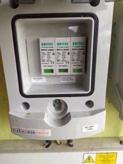 Skrzynka z ogranicznikami przepięć marki BRITEC w instalacji elektrycznej