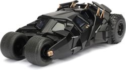 Czarny model Batmobilu z dużymi przednimi kołami na białym tle