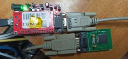 Układ elektroniczny z adapterem i kablami podłączonymi do złącza.