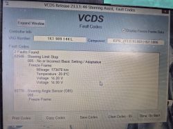Ekran diagnozy VCDS z kodami błędów układu kierowniczego.