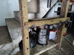 Konstrukcja prasy hydraulicznej 20t z ceowników 45x37, profil 80x80x5/6: naprawa wygiętego stołu