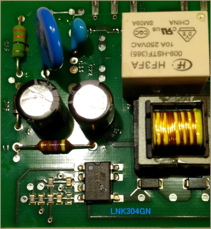 Układ elektroniczny z oznaczeniem LNK304GN na zielonej płytce drukowanej.