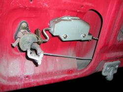 Astra F - Montaż siłownika centralnego zamka bagażnika Astra F.