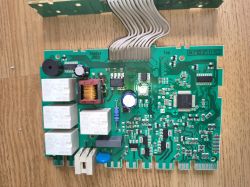 Zielona płytka PCB z przekaźnikami, cewką i układami SMD, z taśmą przewodów u góry.