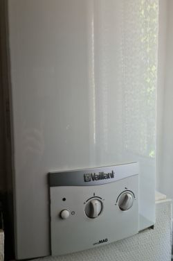 Piec gazowy Vaillant mag mini z panelami kontrolnymi.