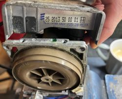 Blok grzewczy Eberspacher Hydronic D4WS z widocznym numerem seryjnym i turbiną.