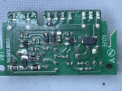 Zbliżenie na uszkodzoną płytkę PCB z oznaczeniami elementów R59, R60 i Q9