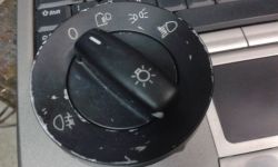 Golf V 1.6 - Włączające się światła mijania po otwarciu samochodu z pilota