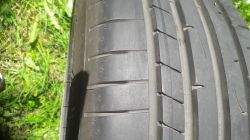 Dyskusja o strukturze bieżnika: Czy opona na załączonych zdjęciach jest wyżąbkowana?