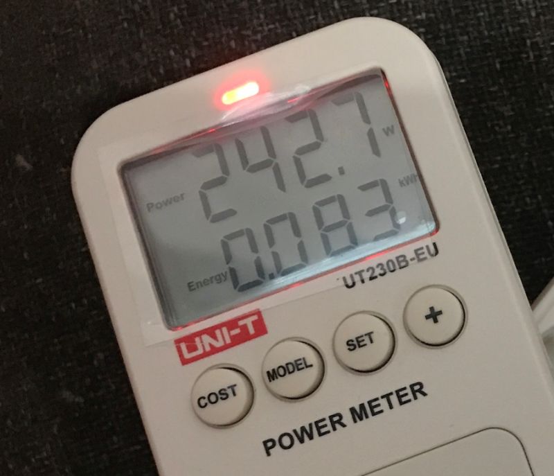 Watyomierz UNI-T UT230B-EU wyświetlający moc 242,7 W.