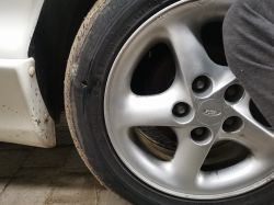 Możliwość jazdy na uszkodzonej oponie - opinie i zdjęcia uszkodzenia