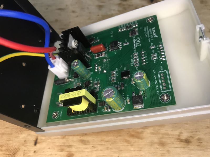 Zbliżenie na płytkę PCB stacji lutowniczej Kasadi 858DP REV F z elementami elektronicznymi.