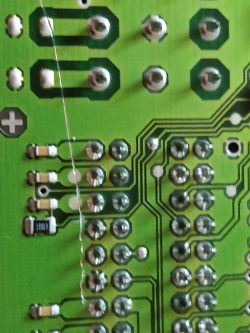 Czy zarysowanie na płytce sterownika ms43 wpłynie na jego działanie?