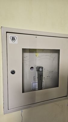 Metalowa szafka z wyłącznikiem ppoż z zamkiem, naklejka z literą B