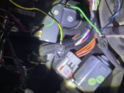 Zbliżenie na tranzystory B772 i SD882 z połamanymi przewodami.