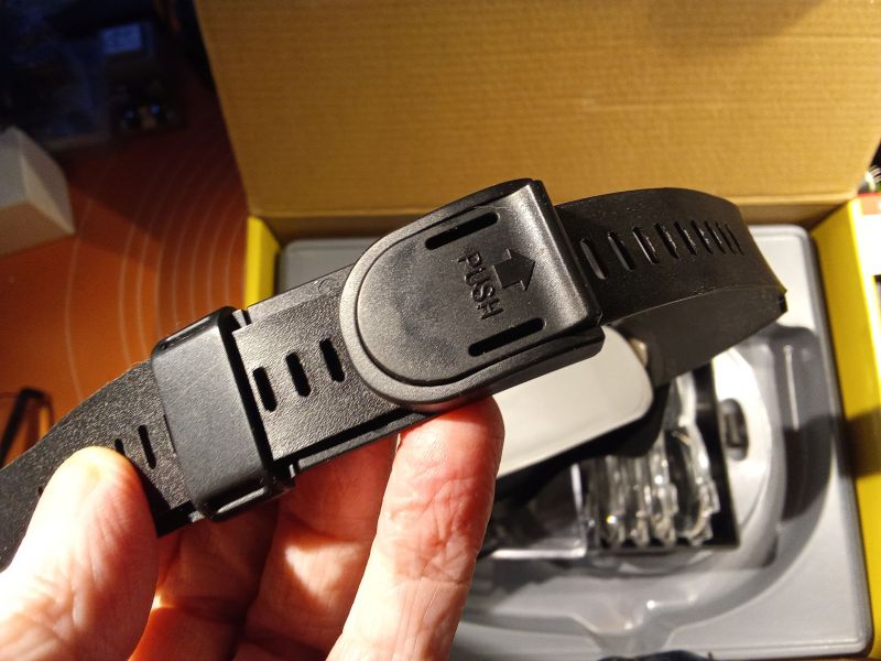 Recenzja daszka z lupą przy pracy z małymi elementami elektronicznymi