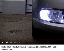 Przedni reflektor samochodu Skoda Octavia 2 FL z włączonymi światłami dziennymi LED.