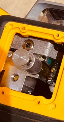Wnętrze urządzenia laserowego Dewalt z widoczną diodą i elektroniką.