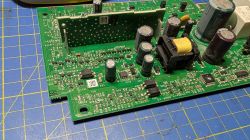 Zbliżenie na zieloną płytkę drukowaną z elementami elektronicznymi i kodami QR