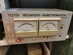 Stary tester mechanizmu magnetofonowego z dwoma analogowymi wskaźnikami i przełącznikami na panelu przednim.