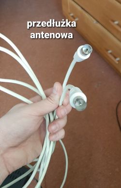 Podłączenie dekodera oraz kabla antenowego TV do starego Telewizora.