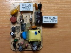 Płytka drukowana z różnymi komponentami elektronicznymi na drewnianym tle.