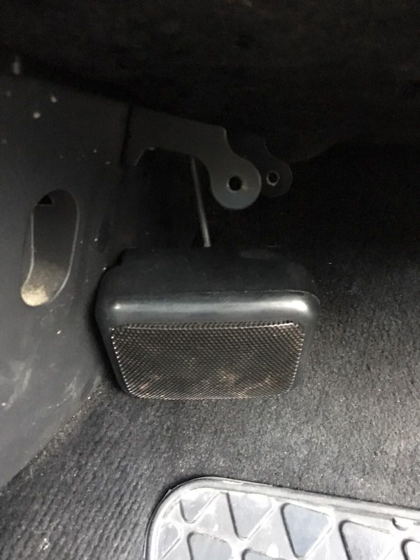 PASSAT - Co to za urządzenie przy pedałach pasażera, 3x5cm, wejście jack?