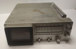 Przenośny mini telewizor i radio Broksonic CIRT-2097T z przodu.