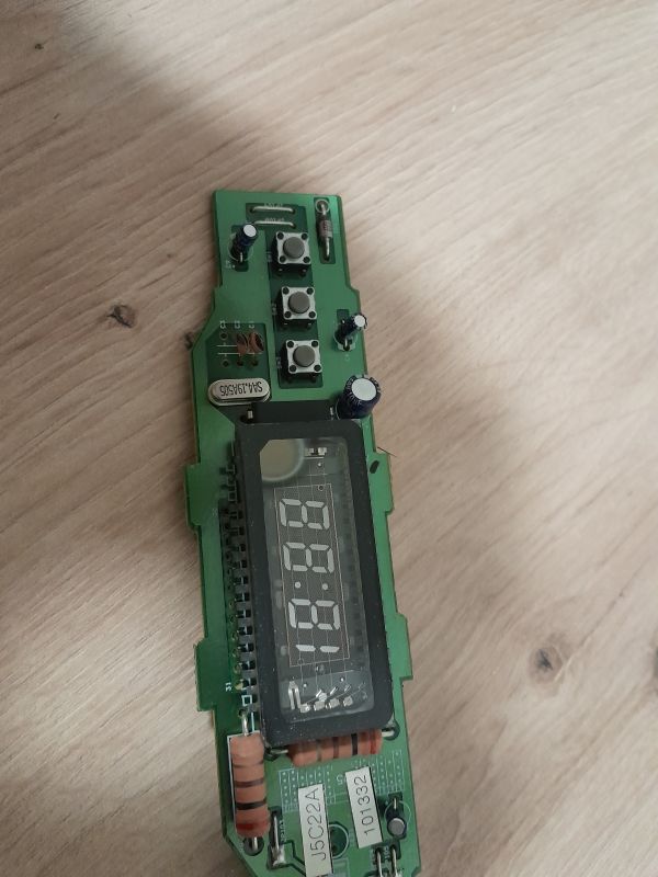 Zegarek na desce rozdzielczej w Chevrolet Lacetti 1.8 zatrzymuje się po zamknięciu samochodu