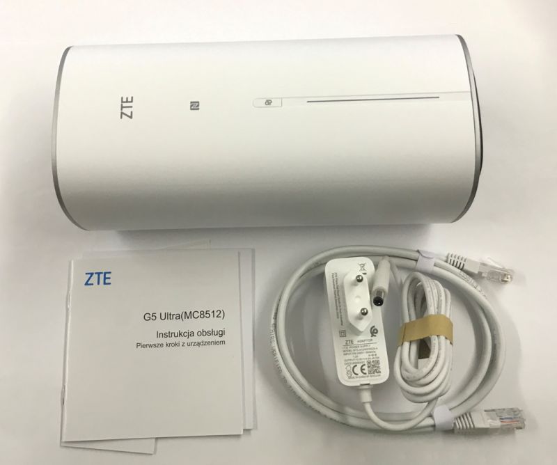 Router ZTE G5 Ultra z zasilaczem, kablem Ethernet i instrukcją obsługi