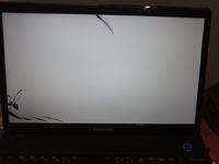 Pęknięta matryca w trzytygodniowym nieużywanym laptopie Samsung Pęknięta matryca w trzytygodniowym nieużywanym laptopie Samsung