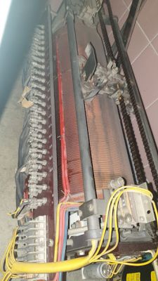 Transformator Siemens 430v ze zbliżeniem na szczegóły budowy.