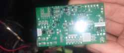 Płytka drukowana w ręku z różnymi elementami elektronicznymi