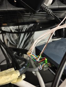 Zbliżenie na rozpięty kabel 14-żyłowy podłączony do urządzenia z diodami LED
